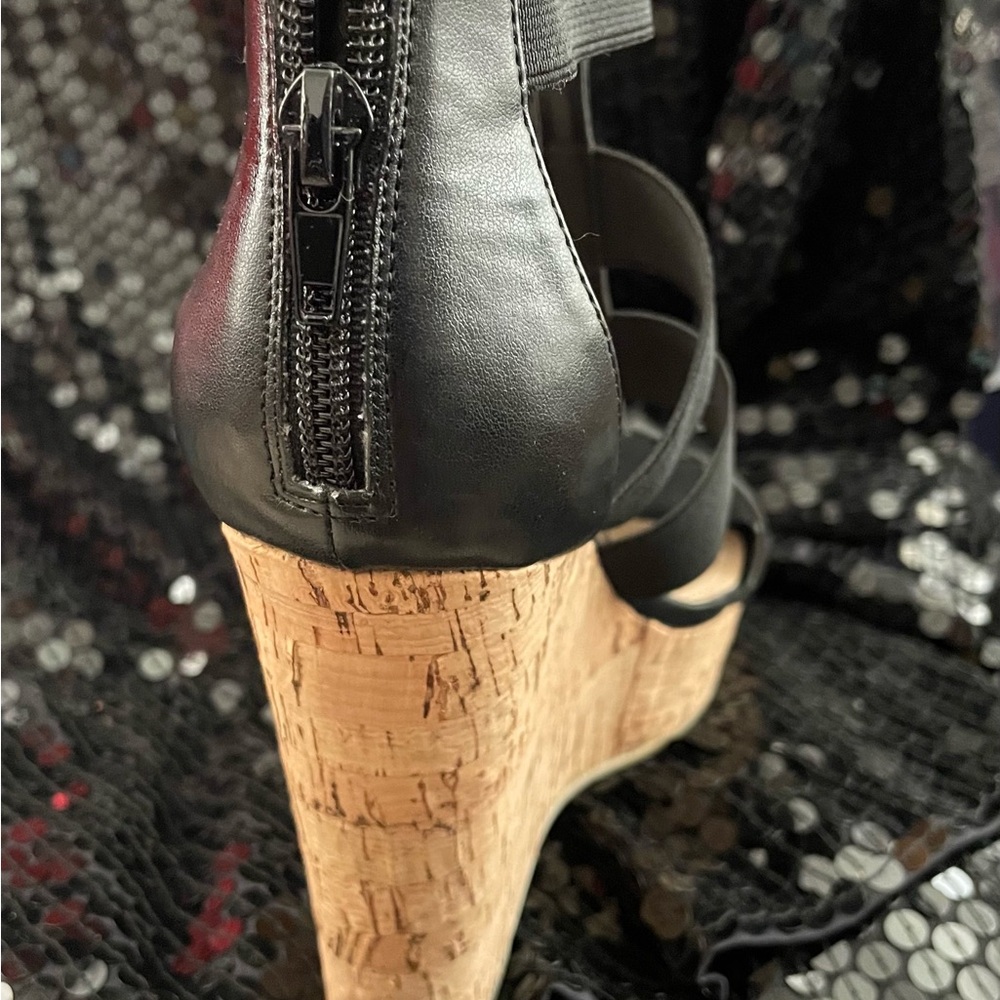“SOLD”—— 8 Steve Madden Black and Tan Wedge Sandals - Picture 3 of 5